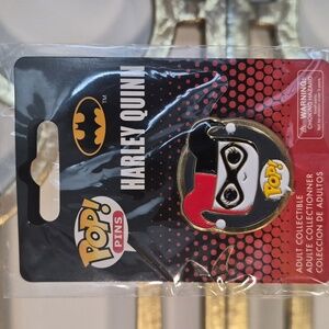 Funko × Harley Quinn- BatmanTM Collectible Pin, OneSize, Red & Black.